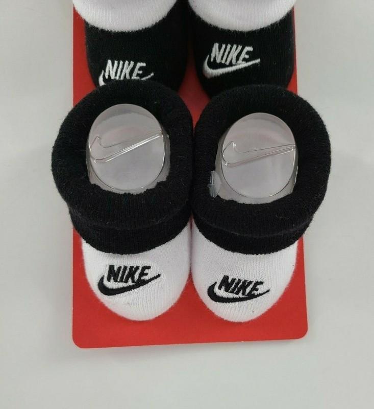 NIKE Baby Booties 2 Newborn 0-6 Months 2 Pack NWT Unisex White Black Gift Set