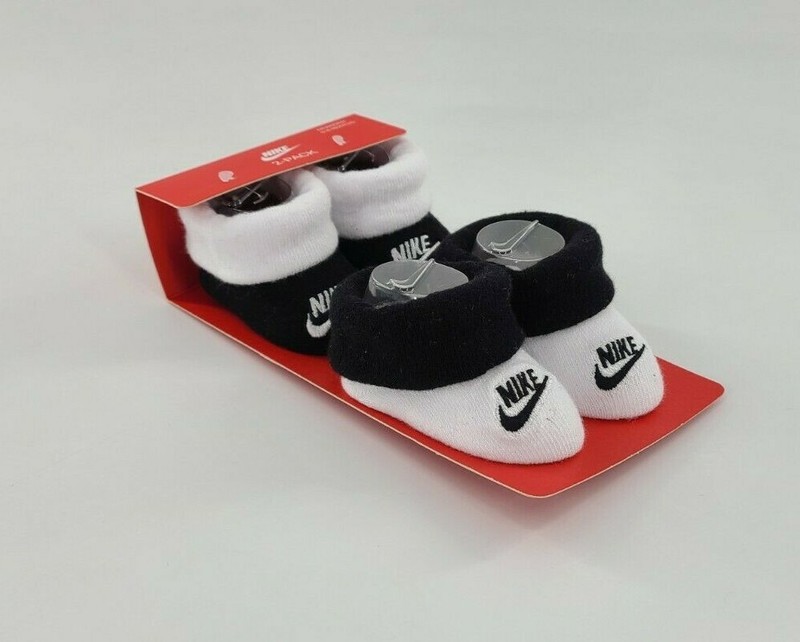 NIKE Baby Booties 2 Newborn 0-6 Months 2 Pack NWT Unisex White Black Gift Set