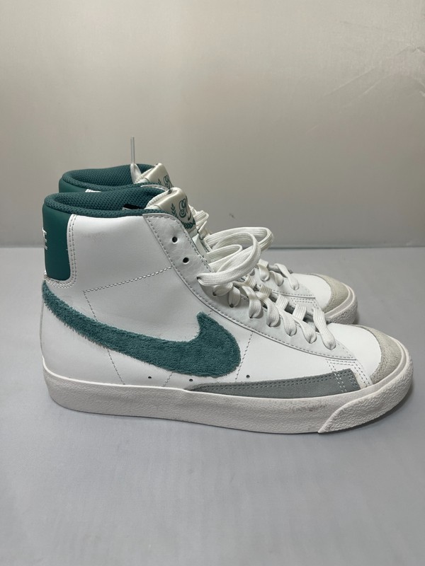 Nike Blazer Mid 77 GS Athletic Sneaker Boys 5.5Y White Leather FZ1158-100 S471