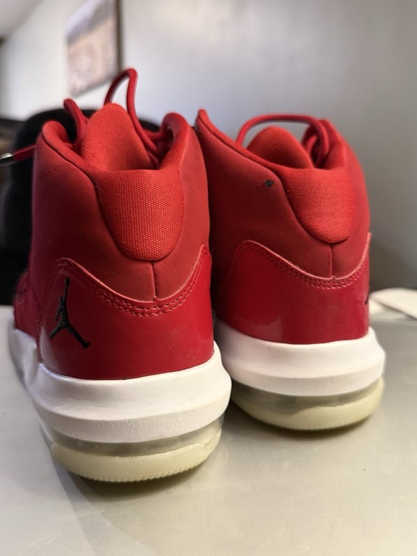 Nike Boys Air Jordan Max Aura CQ9544-600 Red Basketball Shoes Sneakers Size 5Y
