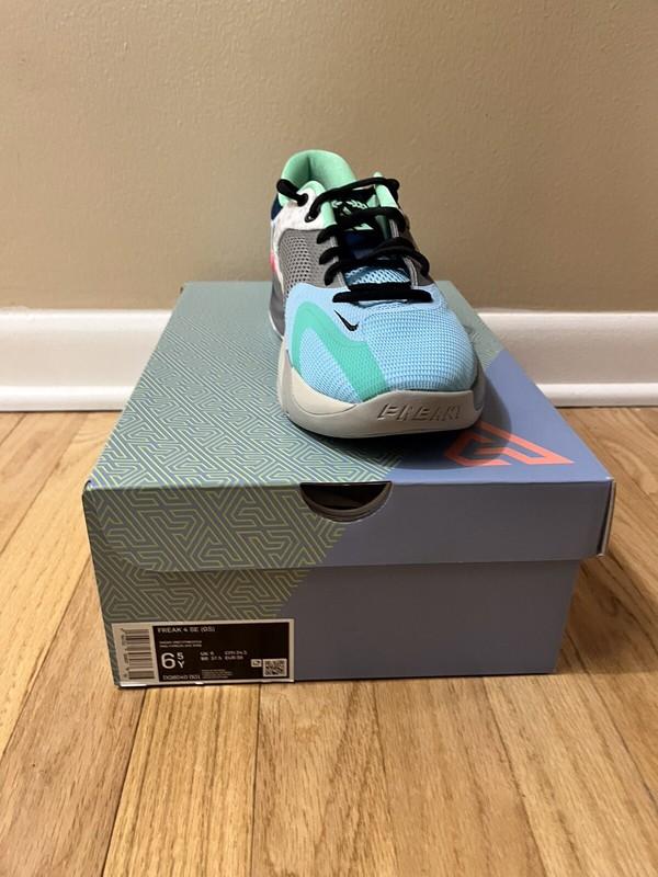 Nike Freak 4 SE Boys Size 6.5 Basketball Shoes Athletic Sneaker Brand New In Box