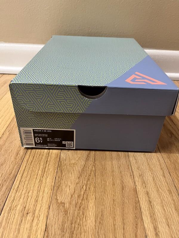 Nike Freak 4 SE Boys Size 6.5 Basketball Shoes Athletic Sneaker Brand New In Box