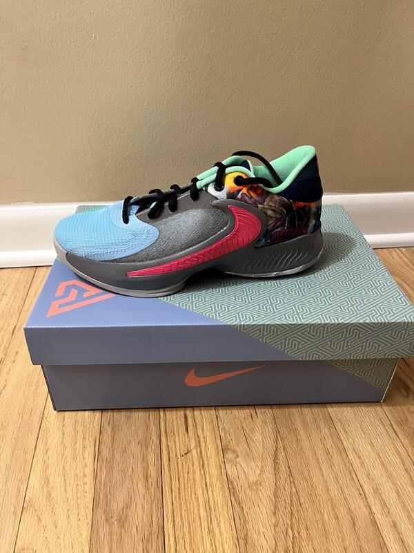 Nike Freak 4 SE Boys Size 6.5 Basketball Shoes Athletic Sneaker Brand New In Box