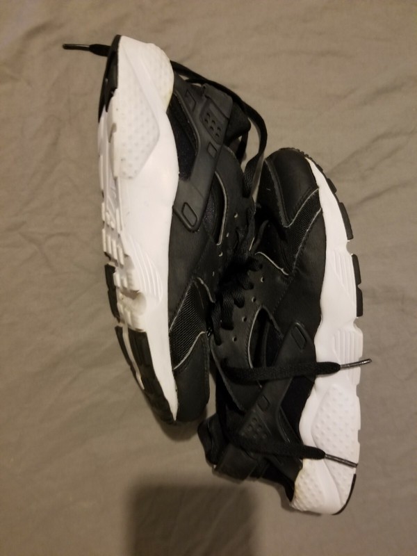 Nike Huarache Sneakers Shoes 6.5 Youth Boys Black White Athletic