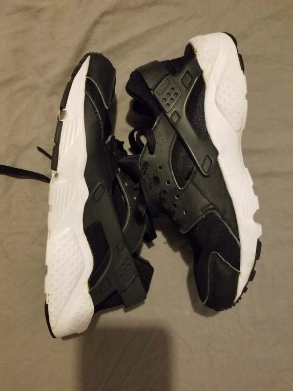 Nike Huarache Sneakers Shoes 6.5 Youth Boys Black White Athletic
