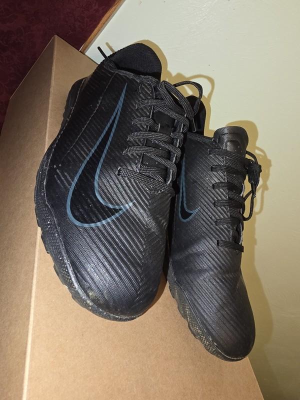 Nike Jr. Mercurial Vapor 16 Club Little/Big Kids' Turf Low-Top Soccer Shoe Size4