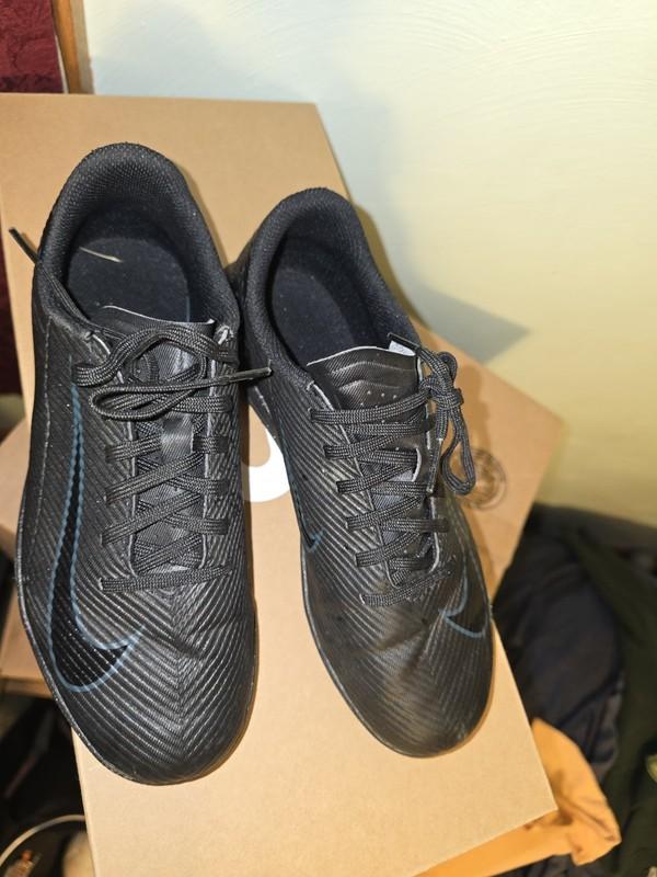Nike Jr. Mercurial Vapor 16 Club Little/Big Kids' Turf Low-Top Soccer Shoe Size4