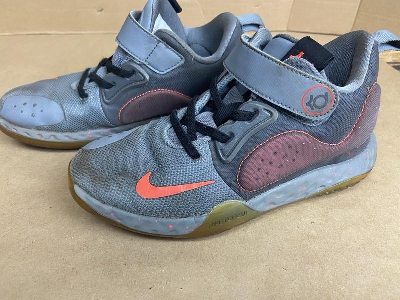 Nike KD Trey 5 Kids Size 1.5 Kevin Durant Basketball Shoes