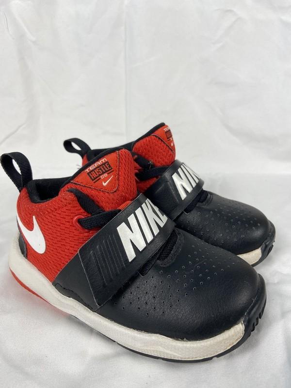 Nike Kids Team Hustle D8 Red and Black Basketball Shoes Size 8