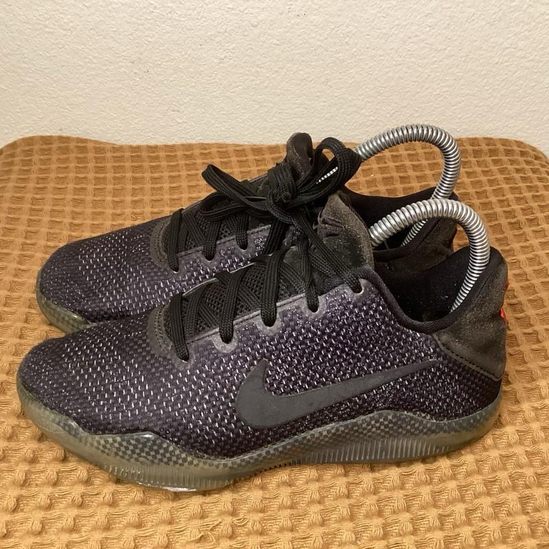 Nike Kobe 11 elite low Youth Sz 4Y Kids black space sneakers Basketball 822945