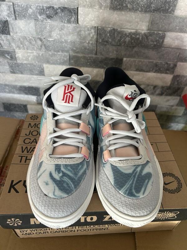 NIKE KYRIE 8 GO (GS) Light Bone/ Yellow Strike KIDS SIZE 4.5Y