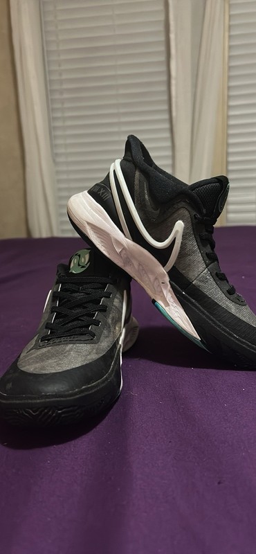 Nike Kyrie 8 Orca Color Scheme: Black Mercury Green Size 2.5