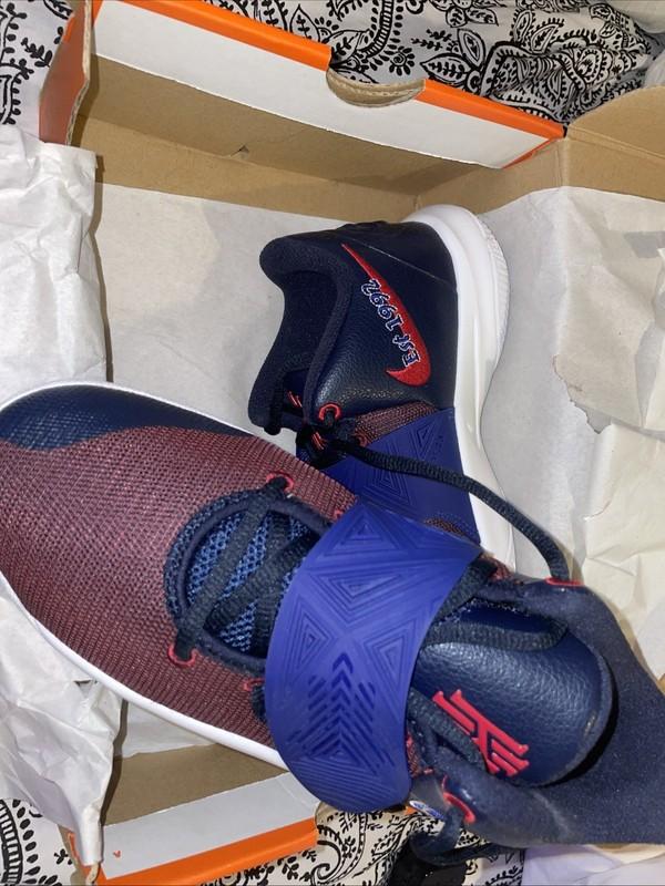 Nike KYRIE Flytrap 3 Size 5.5 Grade School (big Kids)