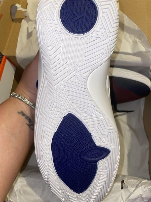 Nike KYRIE Flytrap 3 Size 5.5 Grade School (big Kids)