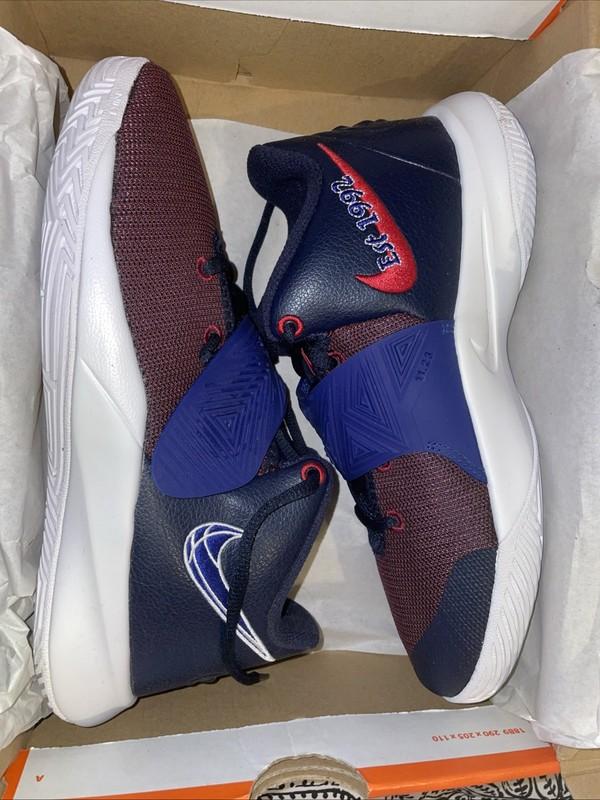 Nike KYRIE Flytrap 3 Size 5.5 Grade School (big kids)