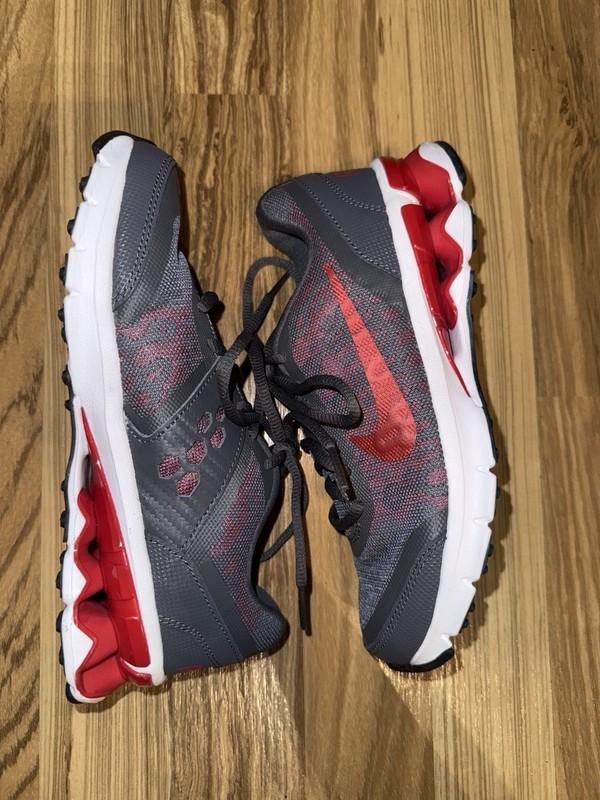 Nike NEW Reax Run 9 747216-002 Boys Gray Red Top Running Shoes Sz 2Y 2015