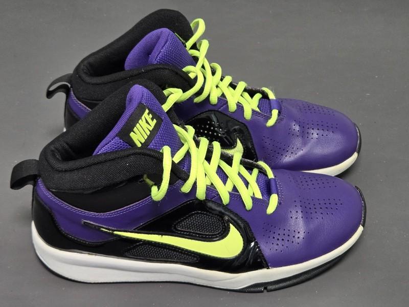 Nike Team Hustle D6 Athletic Youth Boys Basketball Shoes Size 7Y 599187-500