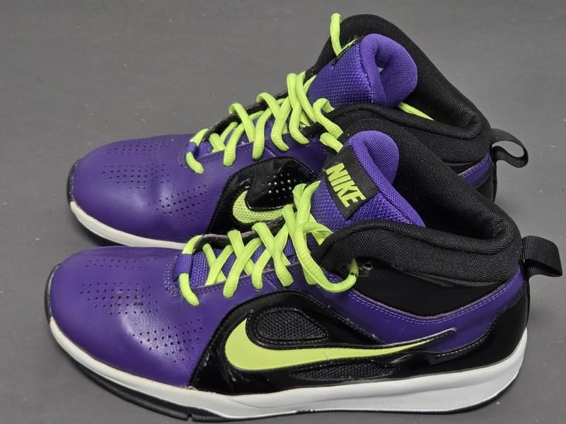 Nike Team Hustle D6 Athletic Youth Boys Basketball Shoes Size 7Y 599187-500