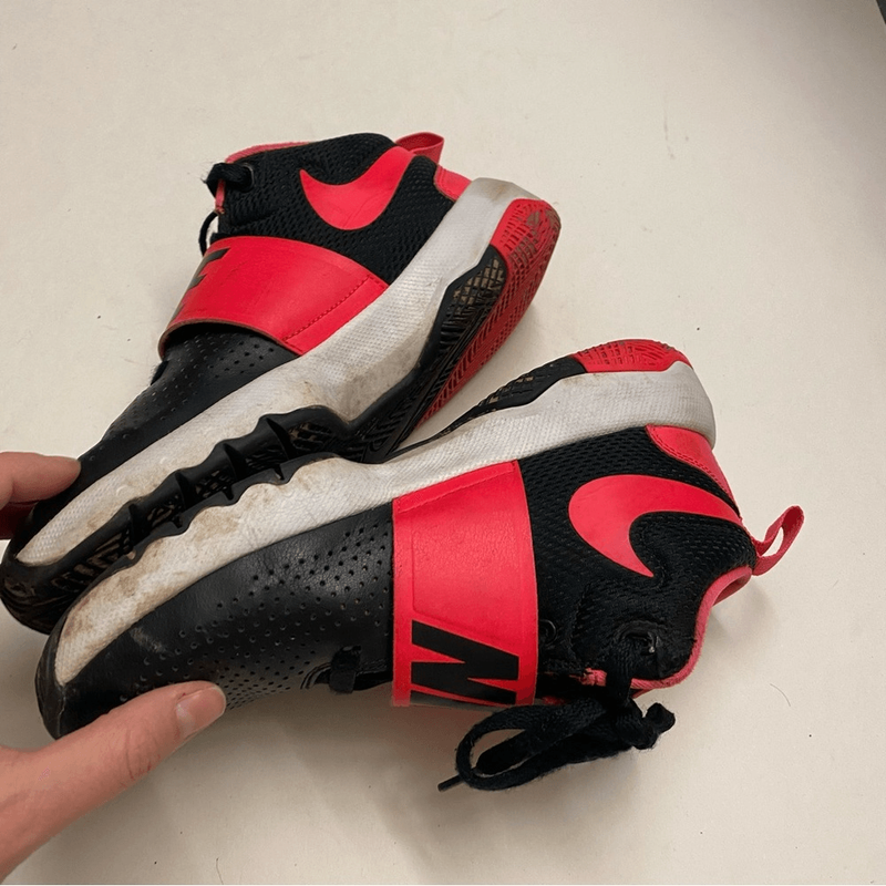 Nike Team Hustle Hi Top D8 GS Black Racer Hot Pink Girls Size 5 Youth
