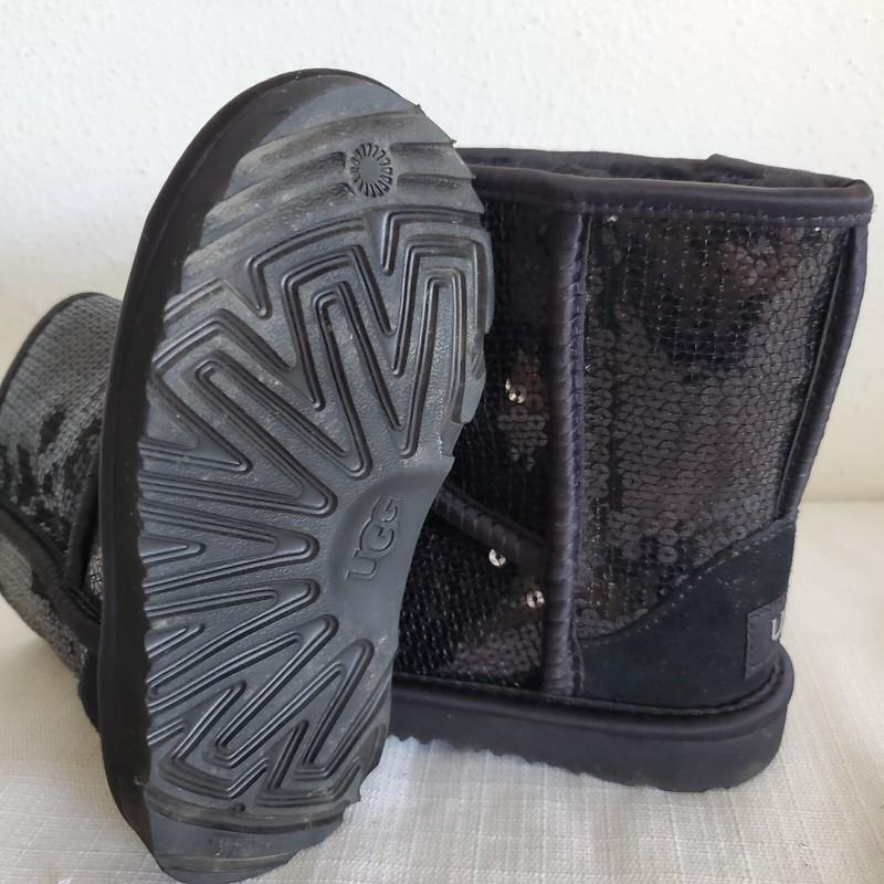 NWOB TODDLERS GIRLS SIZE 6 BLACK UGG CLASSIC SHORT CHUNKY SEQUIN BOOTS 1135330T