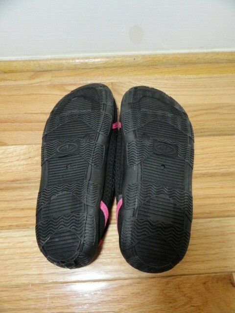 NWOT Athletic Works Girls Size 7/8 Pink/Black Water Shoes