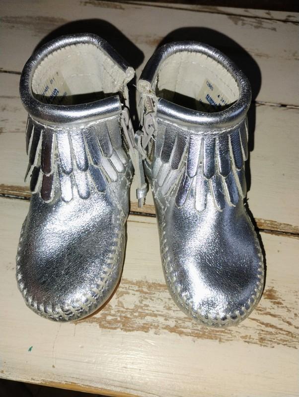 NWOT Minnetonka Silver Metallic Leather Double Fringe Toddler Booties 4 And 11