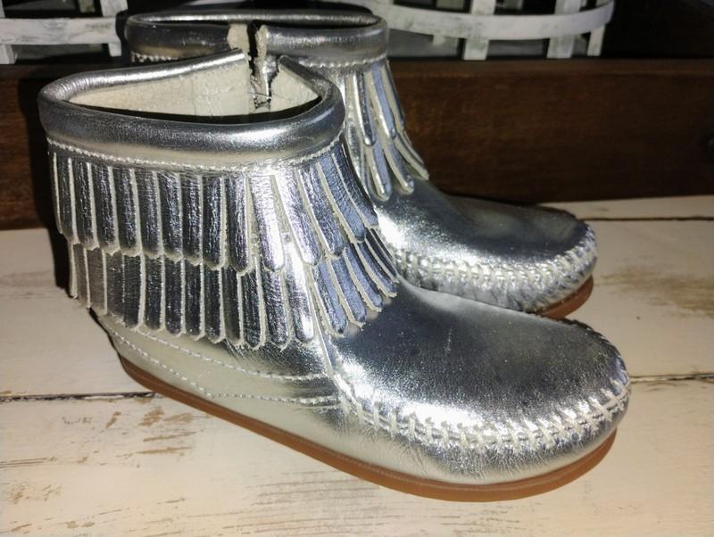NWOT Minnetonka Silver Metallic Leather Double Fringe Toddler Booties 4 and 11