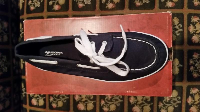 NWT Boy's Size 5 Arizona Beau Navy and White Sneakers