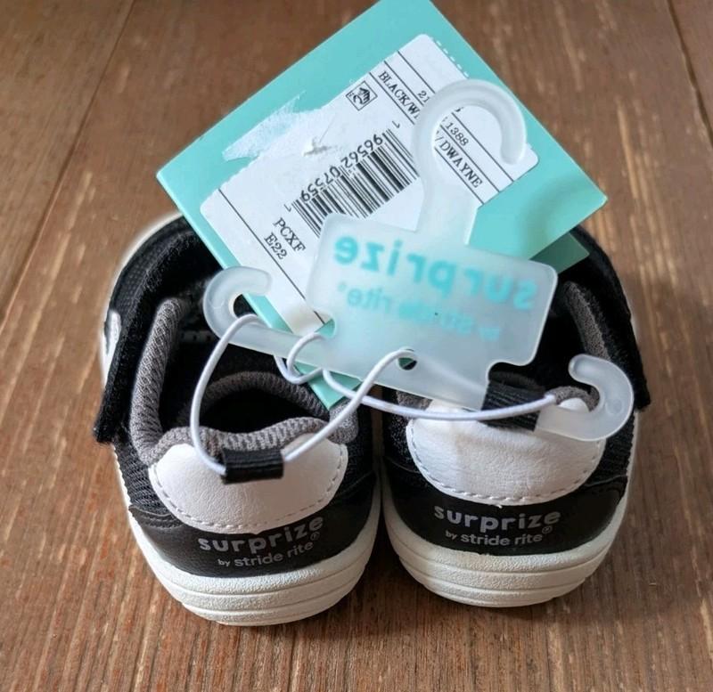 NWT Stride Rite Surprize Black/white Dwayne Non Tie Sneaker In Infant Size 3