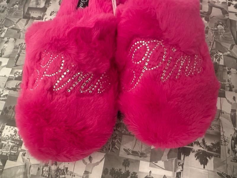 NWT Victoria's Secret PINK Faux Fur Pink Fire With Bling Slippers Medium 7 - 8