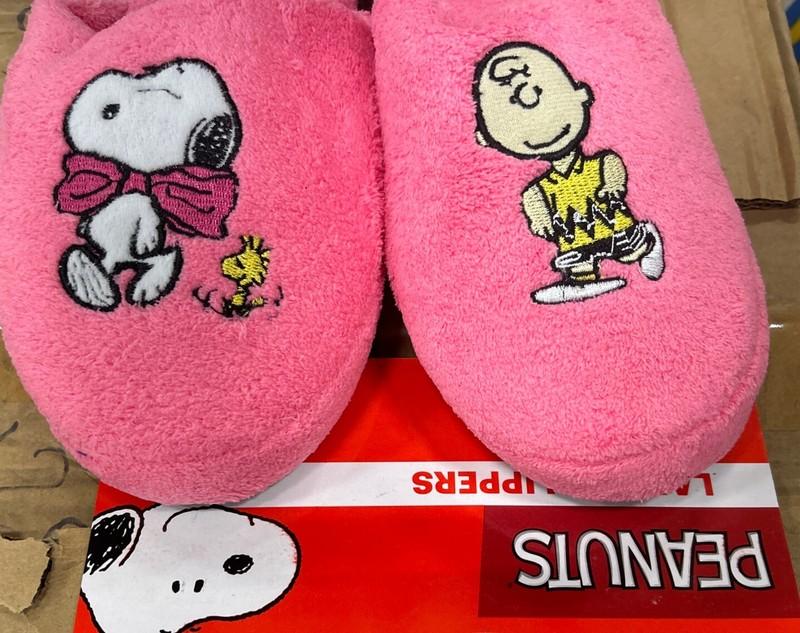 Peanuts Snoopy Charlie Brown Pink Ladies / Women’s Slippers Sz S