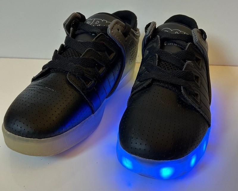 READ Osiris D3V Shoes Youth Men’s Sz 5 80196 LED Light Up Chargable