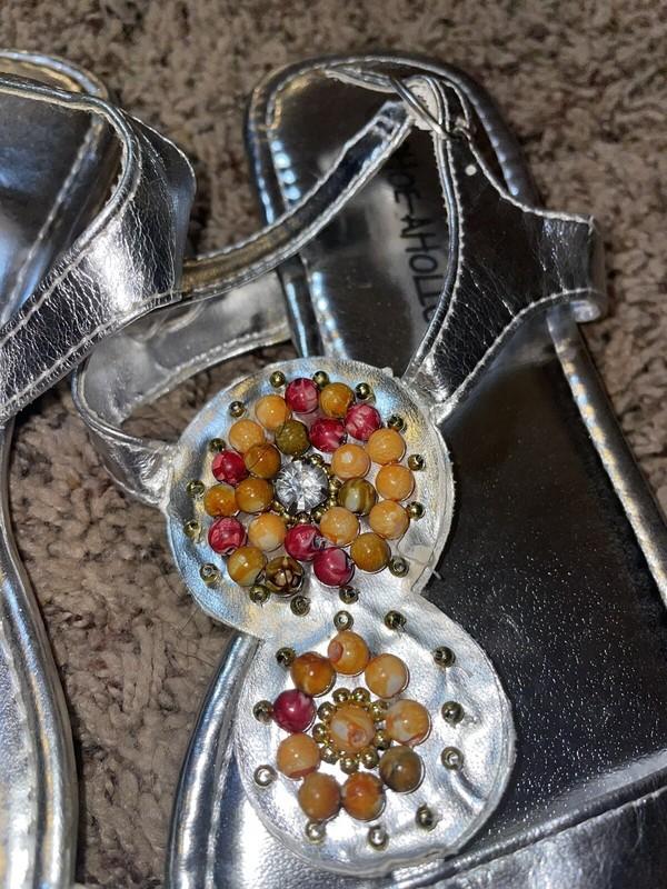 Shoe-aholic Girls Sz. 4 Silver Beaded Front Design Strap Sandals. Adorable Fun