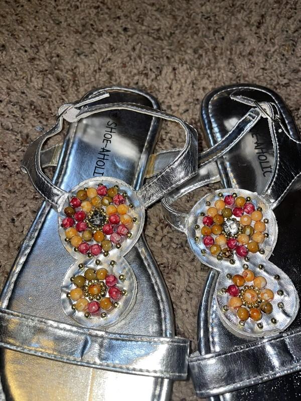 Shoe-aholic Girls Sz. 4 Silver Beaded Front Design Strap Sandals. Adorable Fun