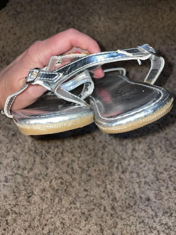 Shoe-aholic Girls Sz. 4 Silver Beaded Front Design Strap Sandals. Adorable Fun