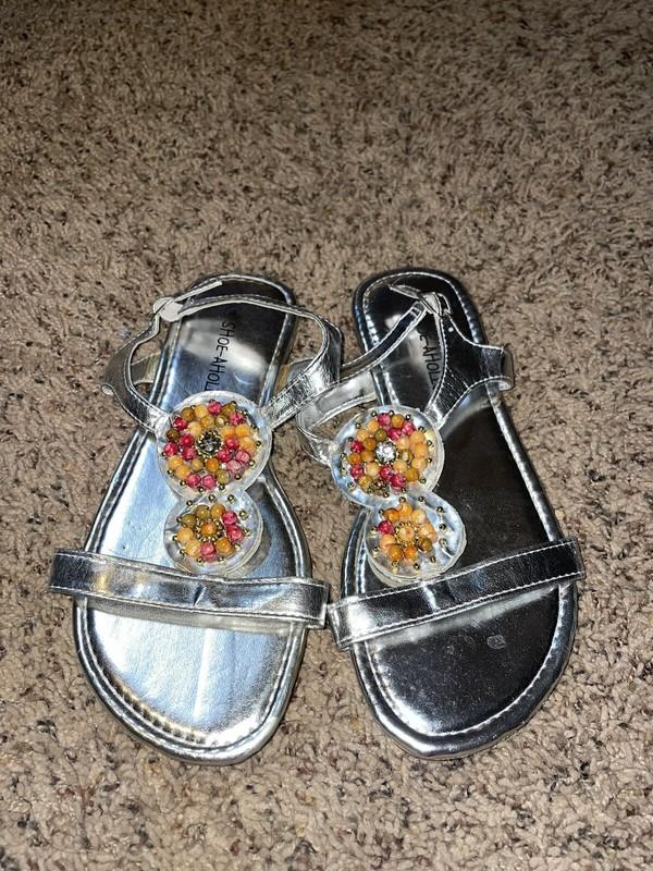 Shoe-aholic girls sz. 4 silver beaded front design strap sandals. Adorable fun
