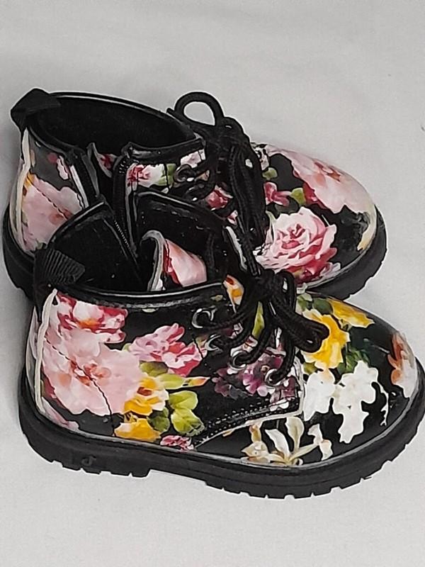 side zipper Floral boots size 6.5 Toddler Preowned EXCELLENT condition