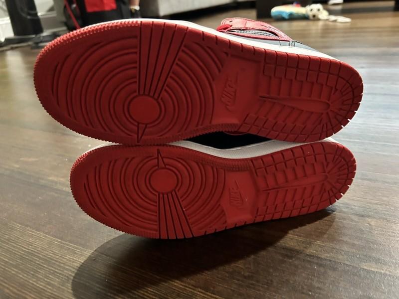 Size 5 Y- Jordan 1 Mid Banned