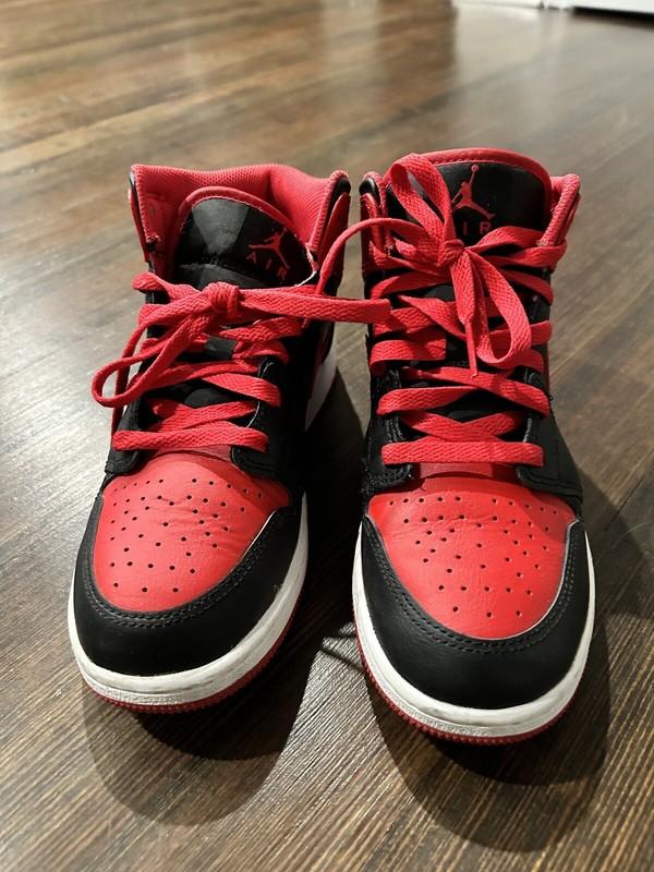 Size 5 Y- Jordan 1 Mid Banned