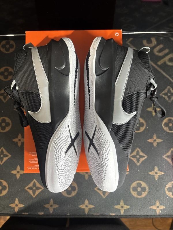 Size 6 (GS) - Nike Team Hustle D10 Low Black Metallic Silver
