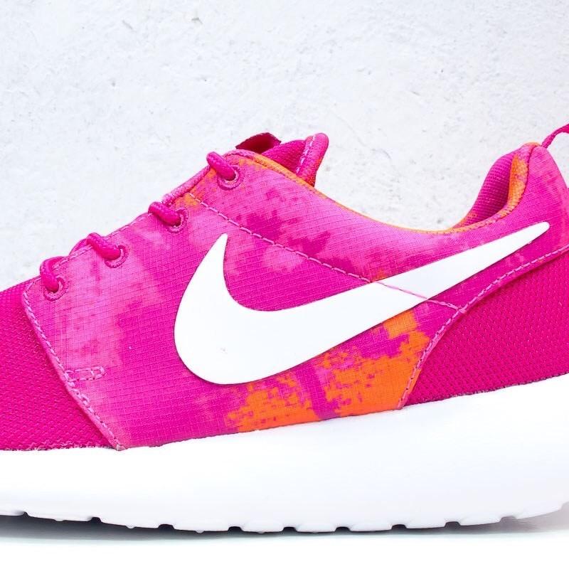 Size 7.5 - Nike Roshe Run Print Pink W