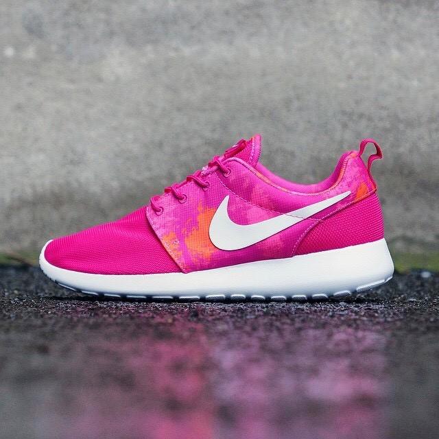 Size 7.5 - Nike Roshe Run Print Pink W