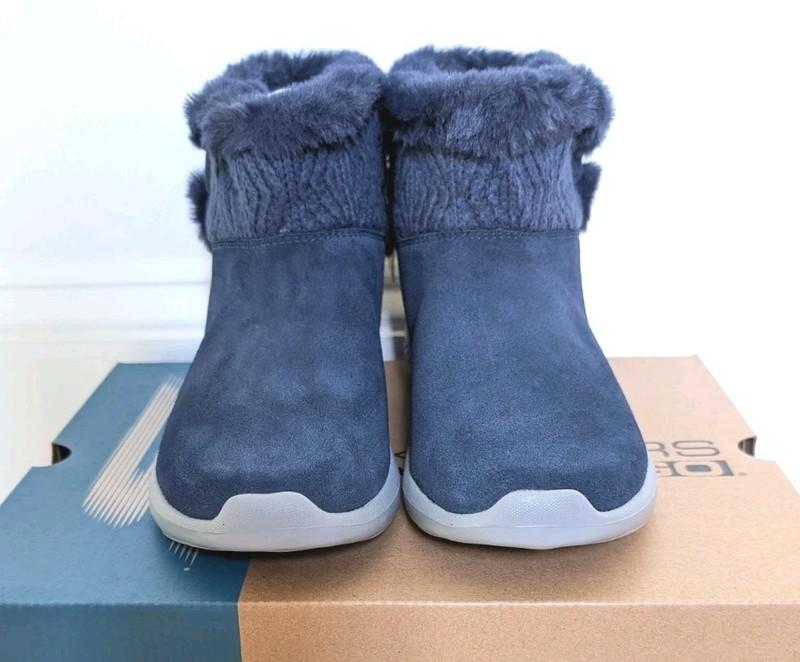 Skechers On-the-GO City 2 Water Repellent Suede Boots Size 6.5 Navy