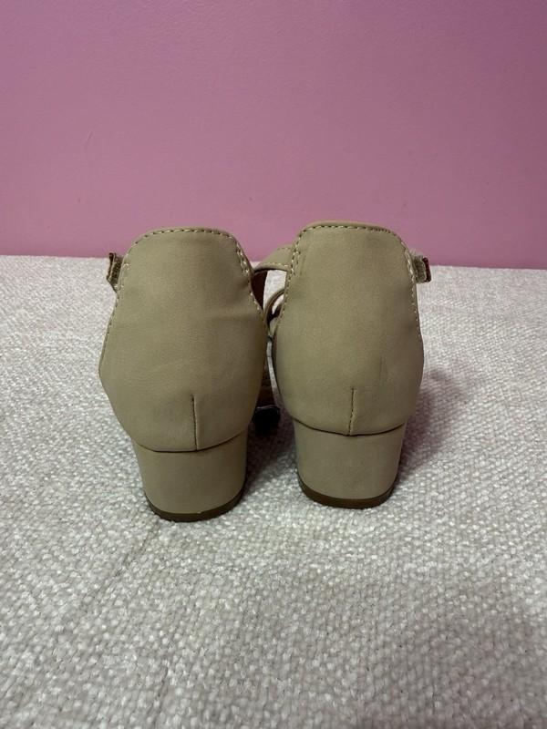 Sofia Taylor Beige Girls' Sandal Size 13m Excellent Condition