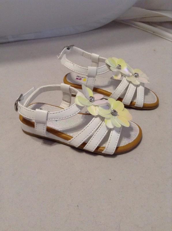 Specialty Girl Sandals Adjustable Ankle Strap Lil Piper White Size 6 Retails 35