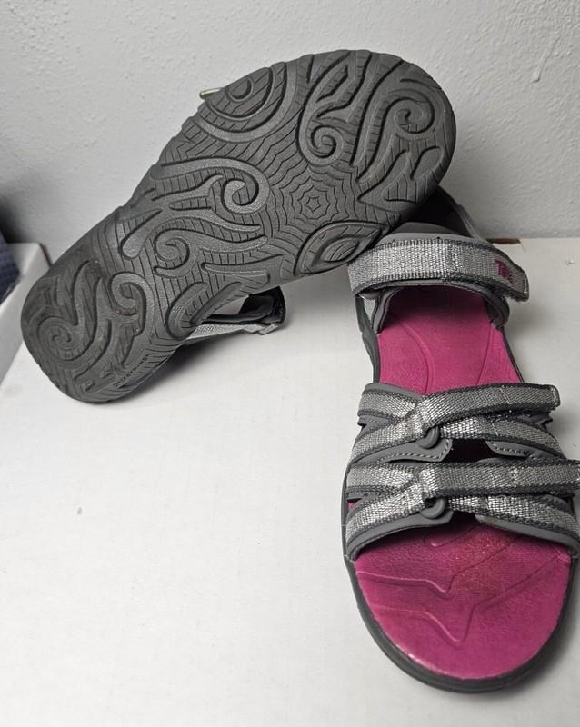 Teva Youth US Big Girl Size 1 Outdoor Sandals Sliver Magenta Strappy
