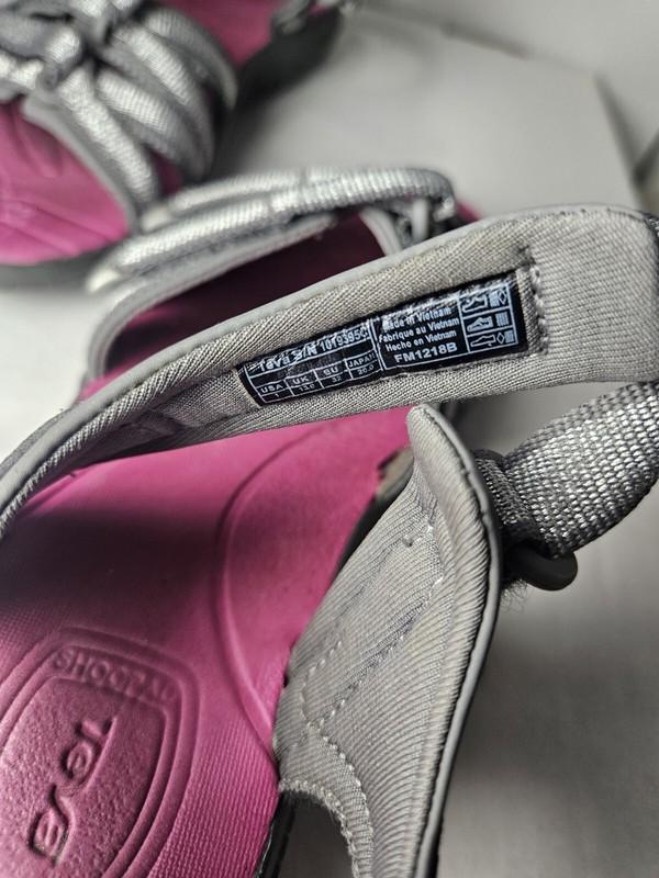 Teva Youth US Big Girl Size 1 Outdoor Sandals Sliver Magenta Strappy