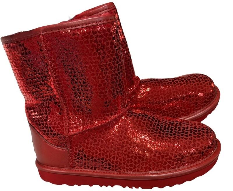 UGG Kids Classic II Gel Hearts (Big Kid) Unisex Boots 1151613K Size 4 Youth Red