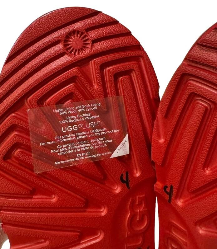 UGG Kids Classic II Gel Hearts (Big Kid) Unisex Boots 1151613K Size 4 Youth Red