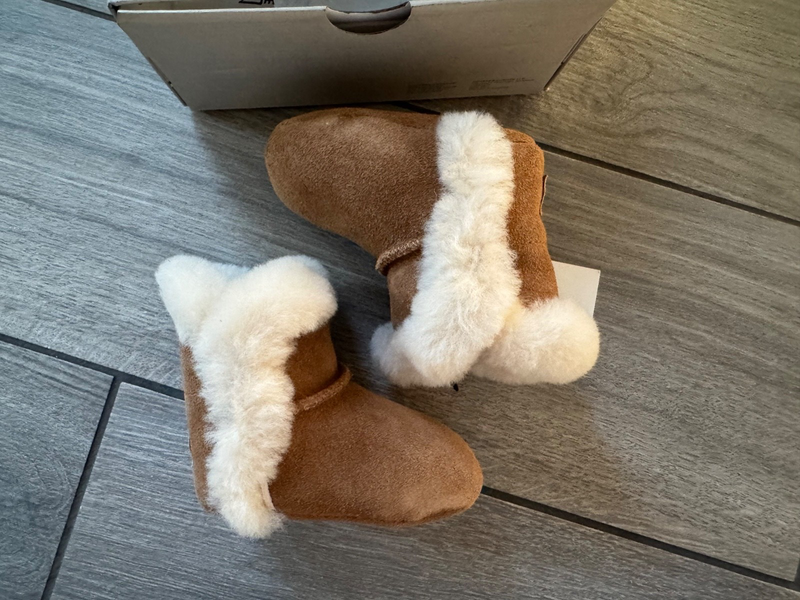 UGG LASSEN BABY CRIB SHOE CHESTNUT BROWN NIB 0/1M (0-6 Months)